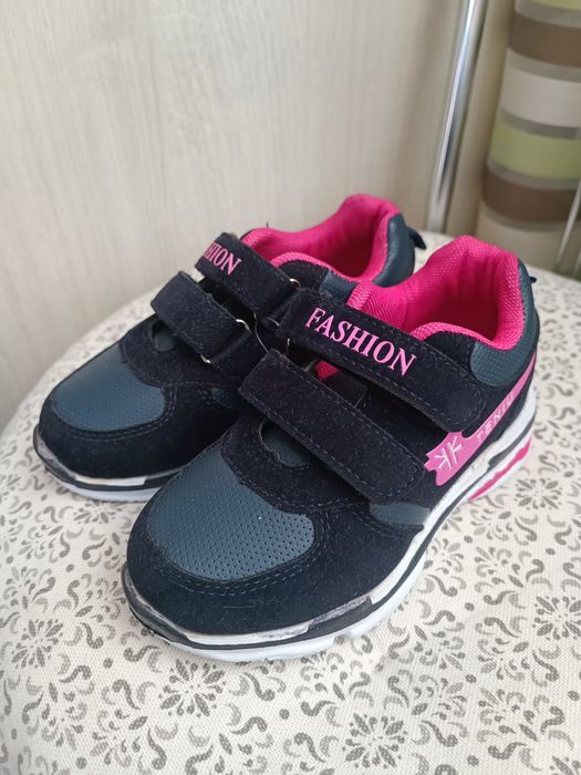 Кроссовки на девочку, р.28