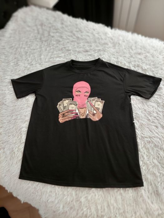 T-shirt dziewczyna w kominiarce z dolarami