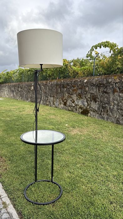 Candeeiro de pé com mesa integrada