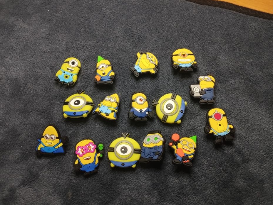 Przypinki do butów typu Crocs Jibbits Charms cały zestaw ozdoby spinki motyw Minionki