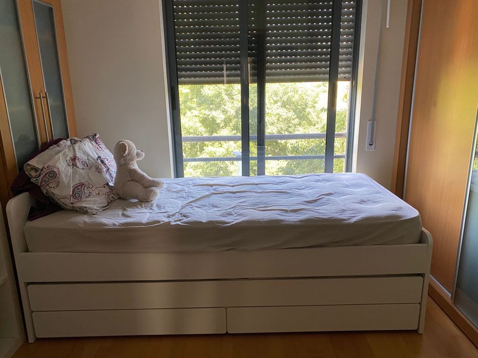 Cama com gavetas IKEA