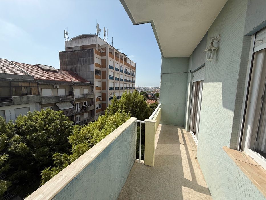 Em pelo centro de Almada arrenda-se T2