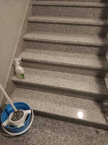 Limpeza de escadas de condomínios