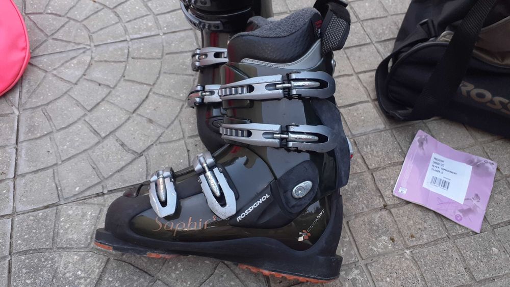 Conjunto de skis, botas e bastoes de ski