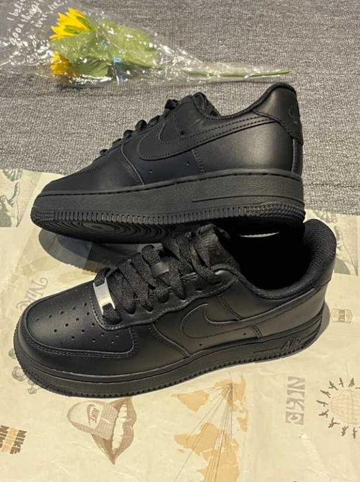 Buty sportowe Nike Air Force 1 Triple Black R.38