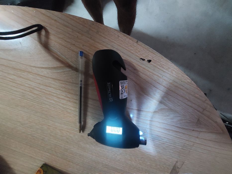 Medidor pressão pneus digital, quebra vidros e corta cintos