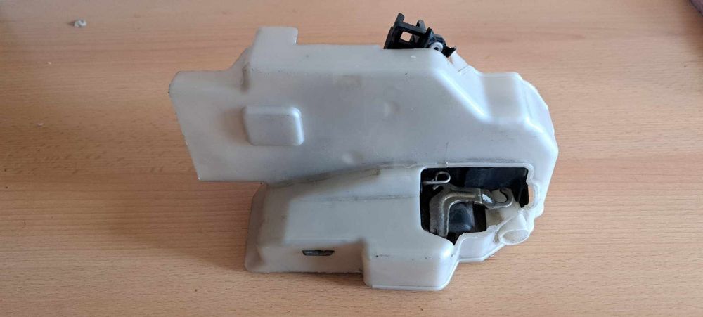 Zamek do drzwi lewy przód