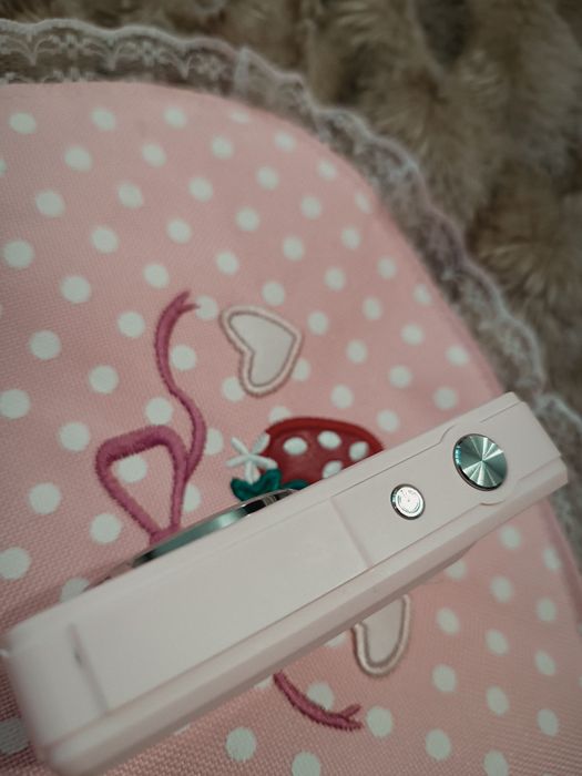 Милая розовая камера,  хорошее качество фото, вспышка, зарядка