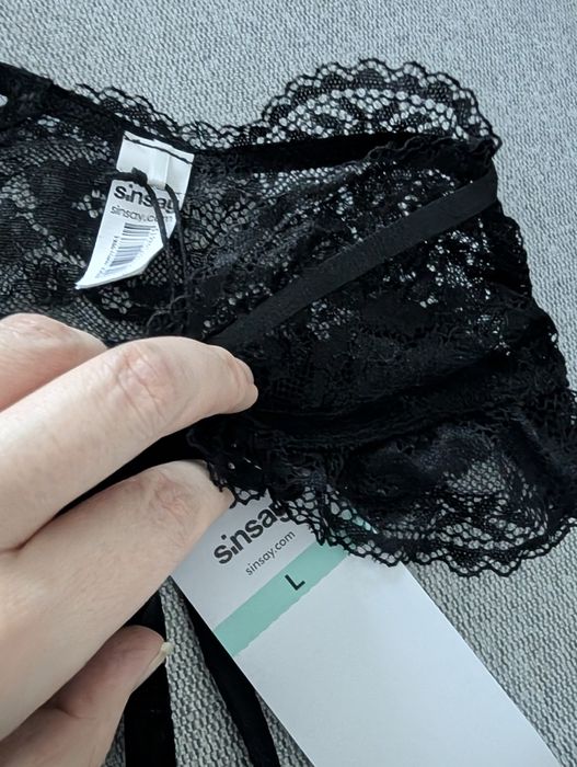 Stringi majtki wysoki stan koronka pas do pończoch falbanki