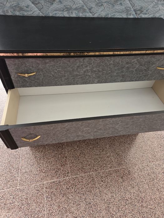 Vendo comoda preta e cinza