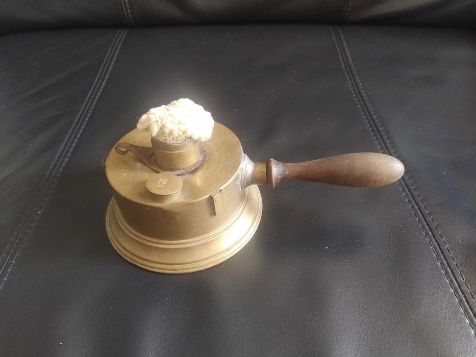 Antigo fogareiro a alcool, portatil, de cabo, em latão dourado. Seculo XIX-XX