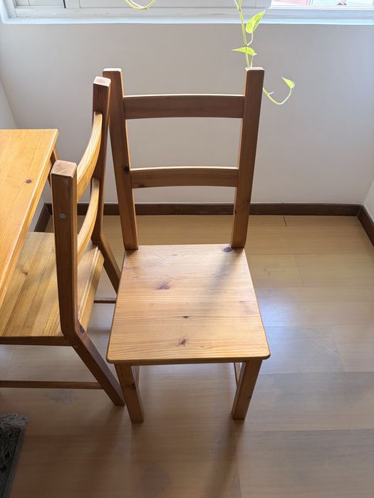 Mesa Ikea com 4 cadeiras de pinho