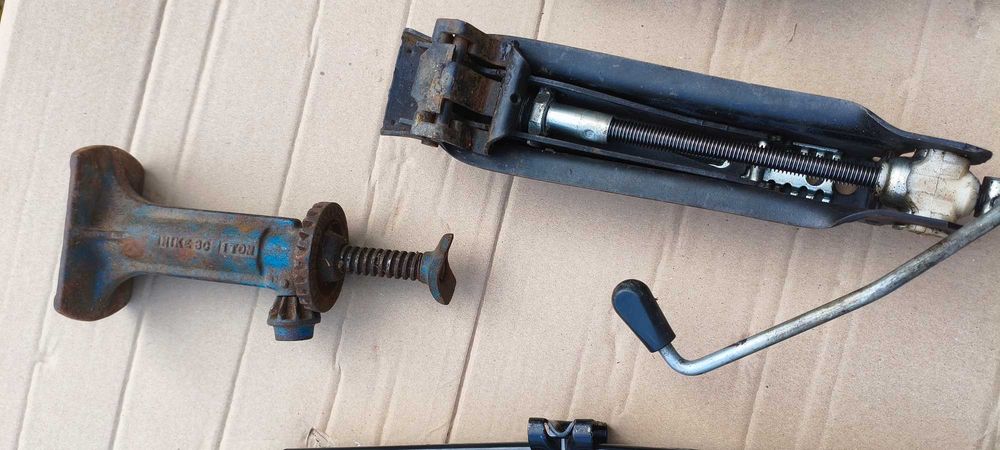 Домкрат автомобільний