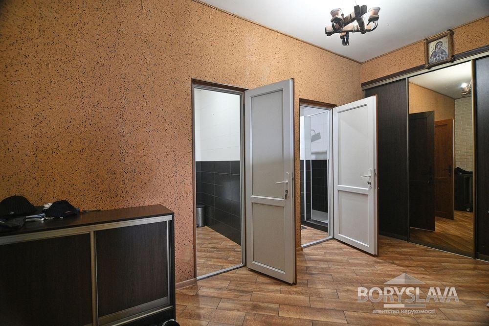 Комплекс будівель і споруд, приміщення СТО в місті Сарни
