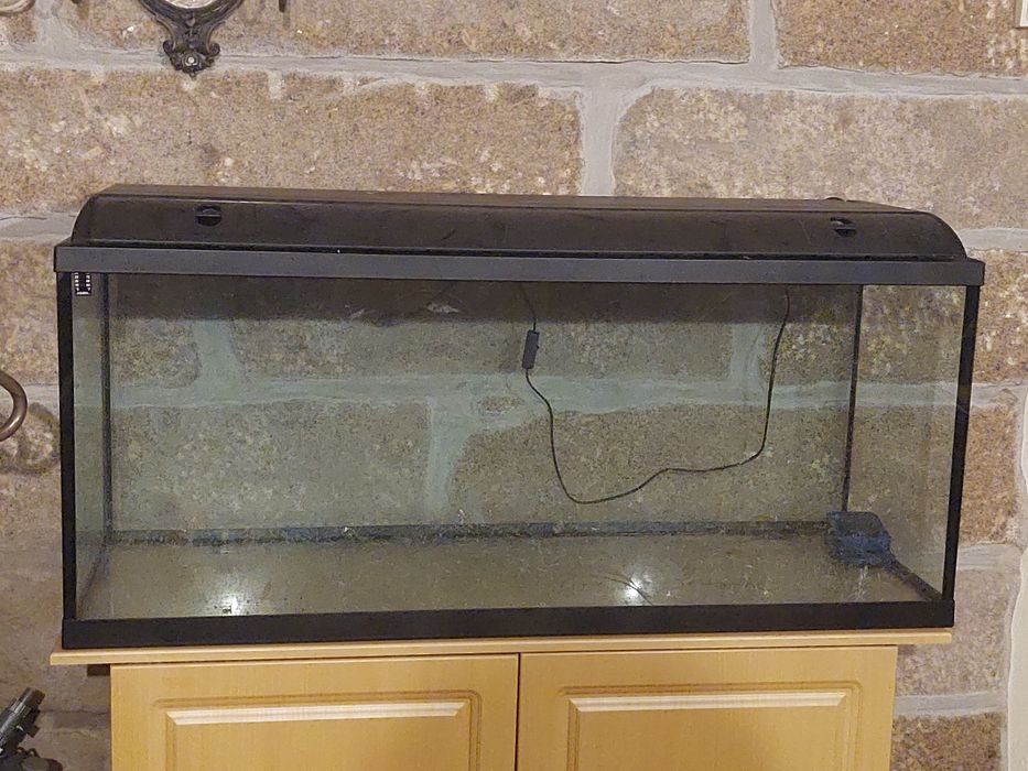 Aquário grande com móvel de suporte