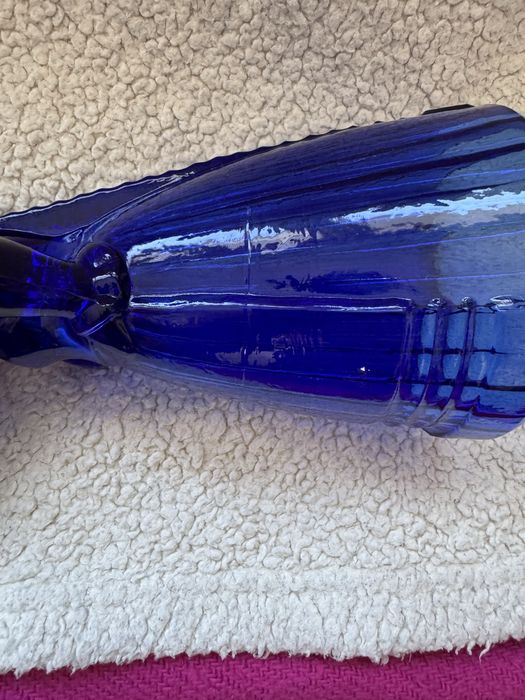 Karolinka – kobaltowy świecznik ze szkła prasowanego Ząbkowice