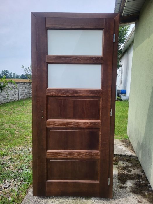 Drewniane drzwi wewnętrzne z futryną opaskową – sosna