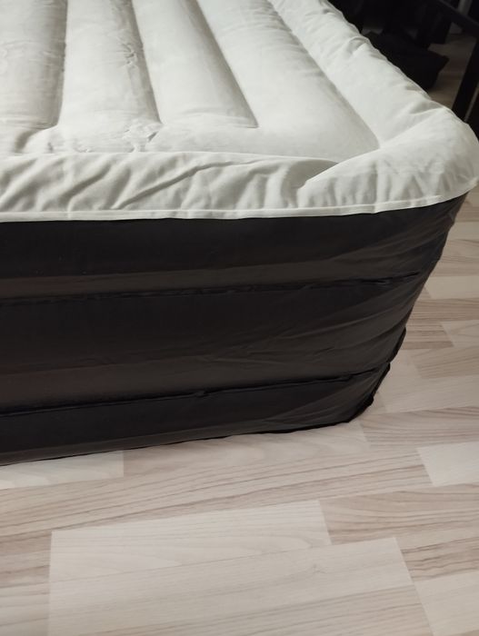 Materac dmuchany 150x200 cm z wbudowaną pompką akumulatorową