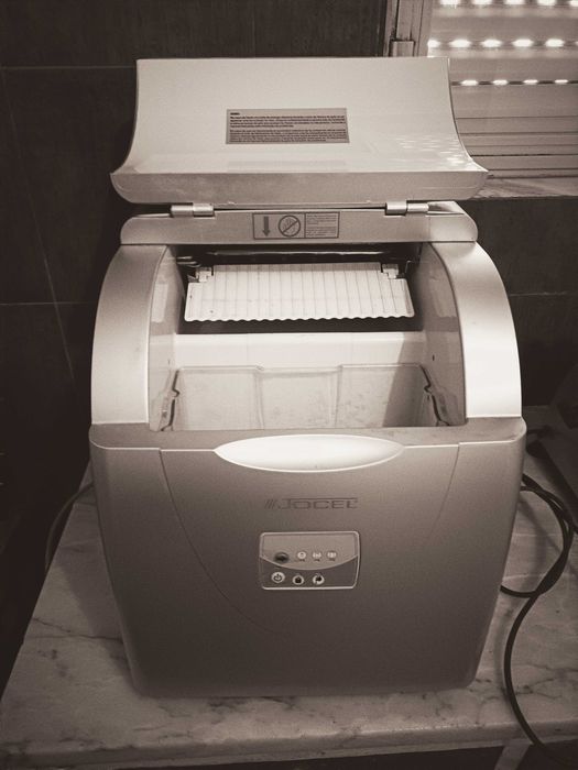 Máquina de fazer gelo Jocel com dois tamanhos de cubos