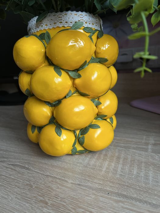 Трендова ваза з лимонами