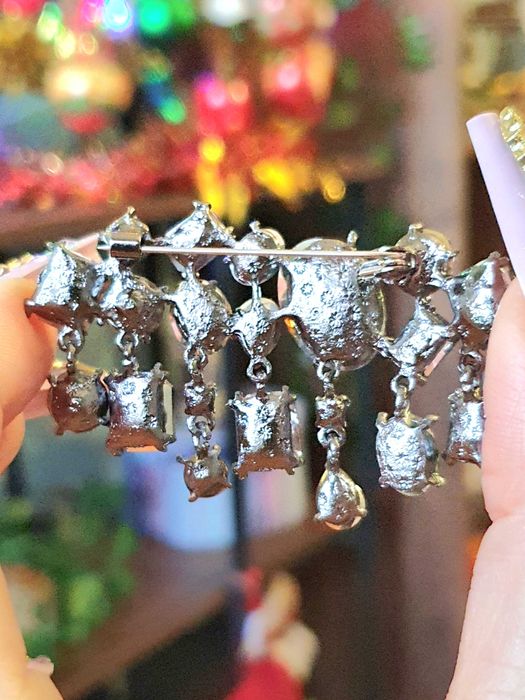 Broche / pregadeira /alfinete cintilante com cristais multicoloridos