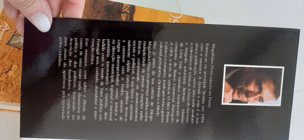 2 livros com dedicatoria de Magalhães Pinto