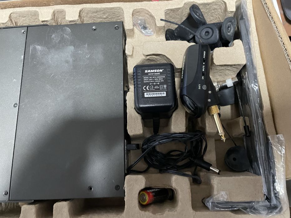 Wireless AKG WMS 40 | Samson Airline Synth