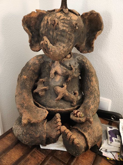 ESTATUA de Ganesh de terracotta, antiga de Índia