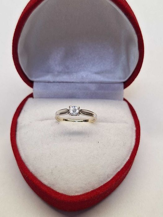 Золота каблучка з діамантом 585