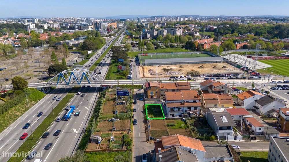 Terreno urbano para construção na Senhora da Hora, com 216m2