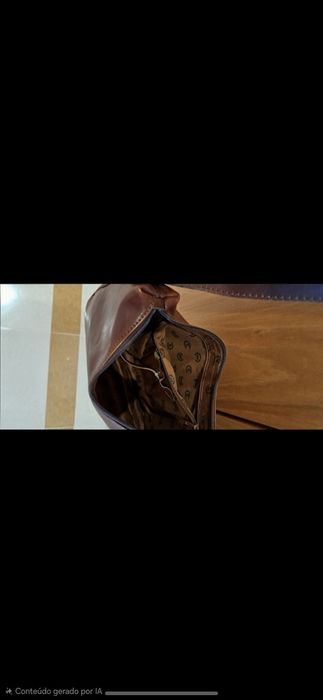 Mala de pele castanha