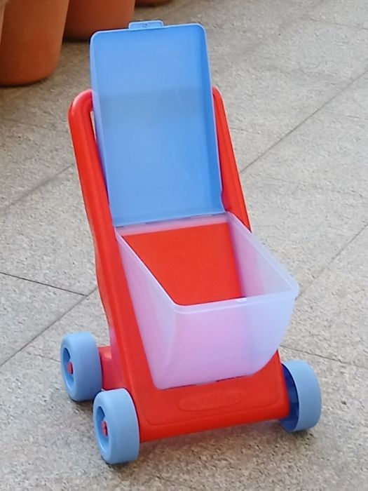 Vendo CARRINHO de supermercado infantil forte com alguns acessórios