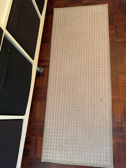 Tapete do ikea, que fica bem em qq parte da casa, 45x120 cm.