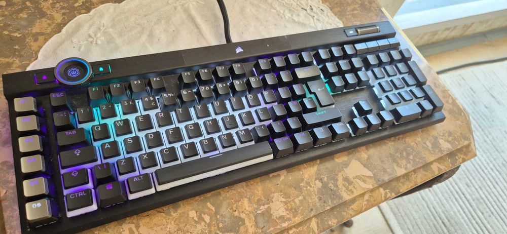 Teclado Corsair K100 RGB Layout UK + Pack Keycaps SteelSeries Prismcaps