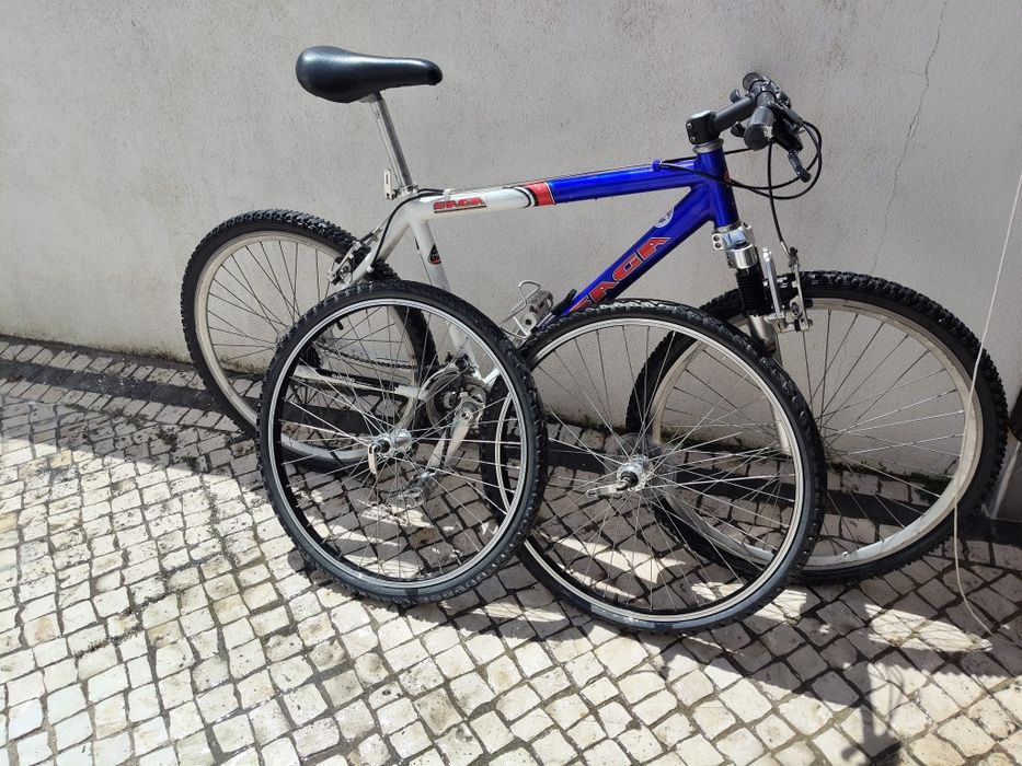 Bicicleta de montanha com 2 jantes extra