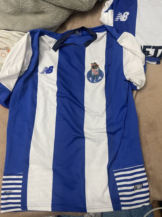 Varias camisolas do porto