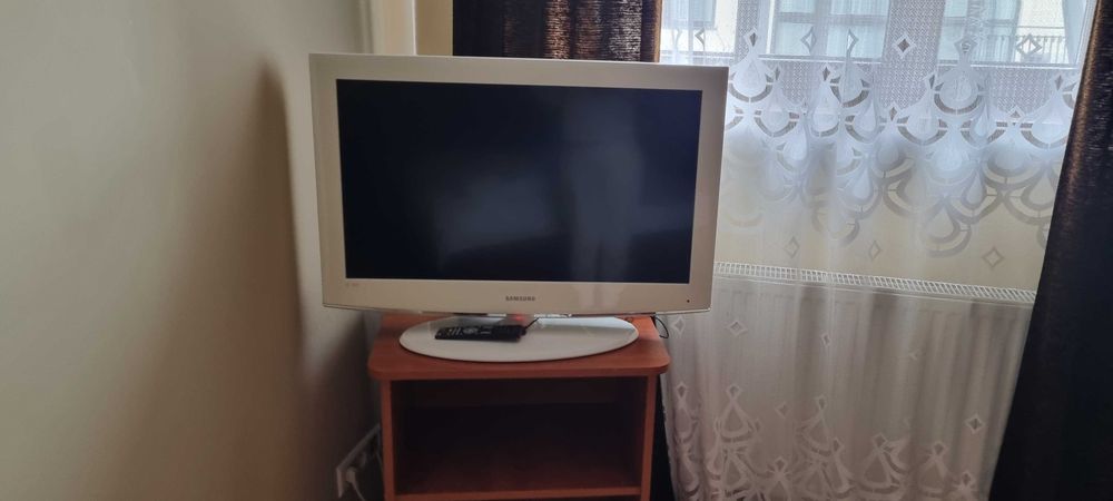 9 telewizorów cale od 32 z uchwytem do sciany wyprzedaż pensjonatu do