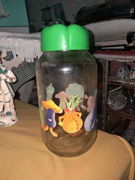 Pote vidro com frutas