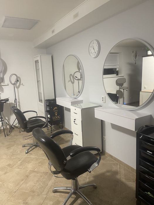 Здається робоче місце для перукаря