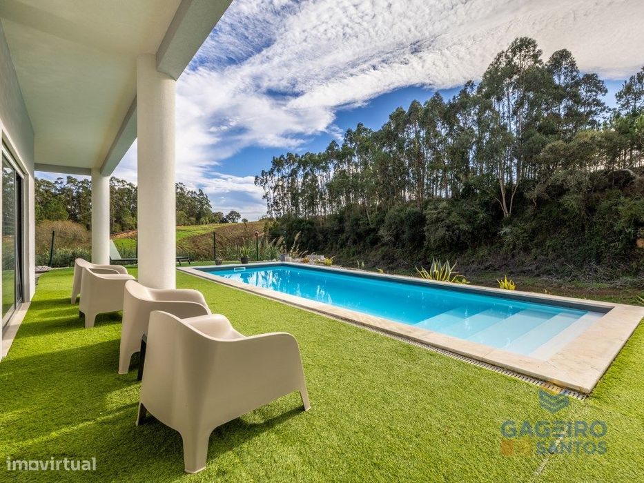 Moradia em condomínio privado com piscina e envolvida pela natureza