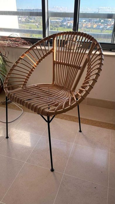 Cadeira em rattan natural – design moderno