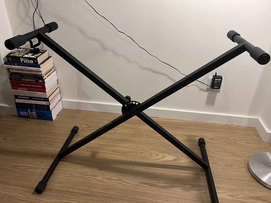 Teclado Yamaha PSR-F52 com suporte