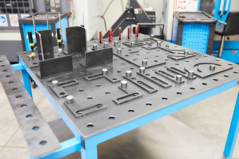 Stół spawalniczy modułowy 1000 X 1000 system 28 z narzędziami