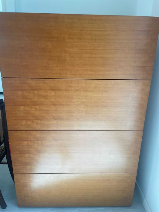 Móvel versátil pode ser utilizado para Roupa de criança Sapatos Escritório Medidas 1,58 x1,05x37 Tem prateleiras fechadas e um gavetão em baixo