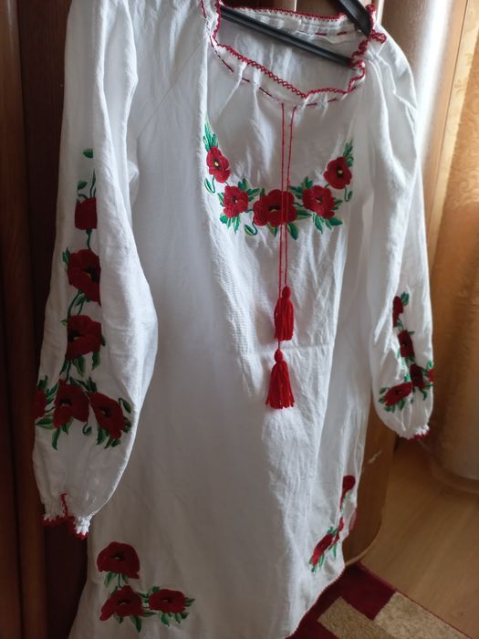 Продам жіночу вишиту сукню