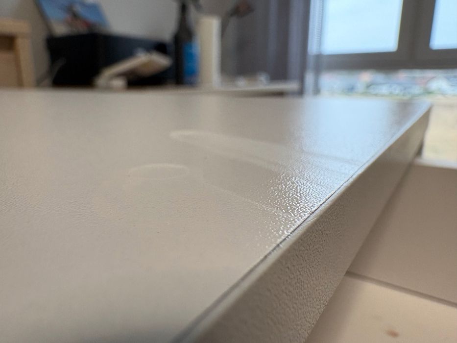 Białe biurko na 4 nóżkach