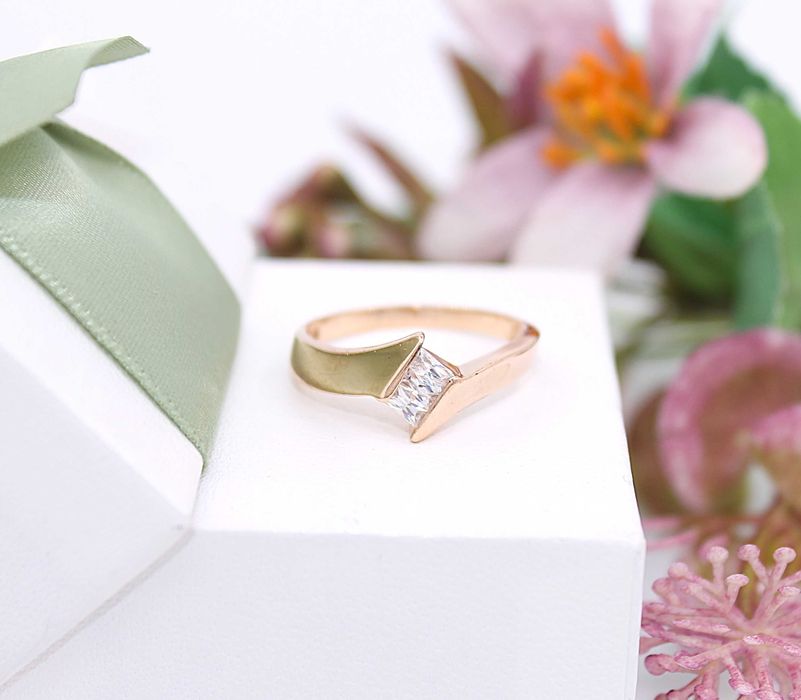 Złoty pierścionek p.585/3,34g z cyrkoniami