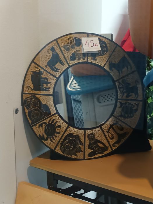 Espelho em perfeito estado.  Detalhe  das constelações dos signos