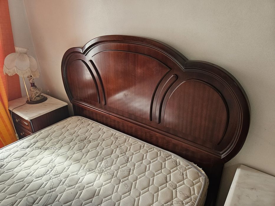 Cama de casal em madeira