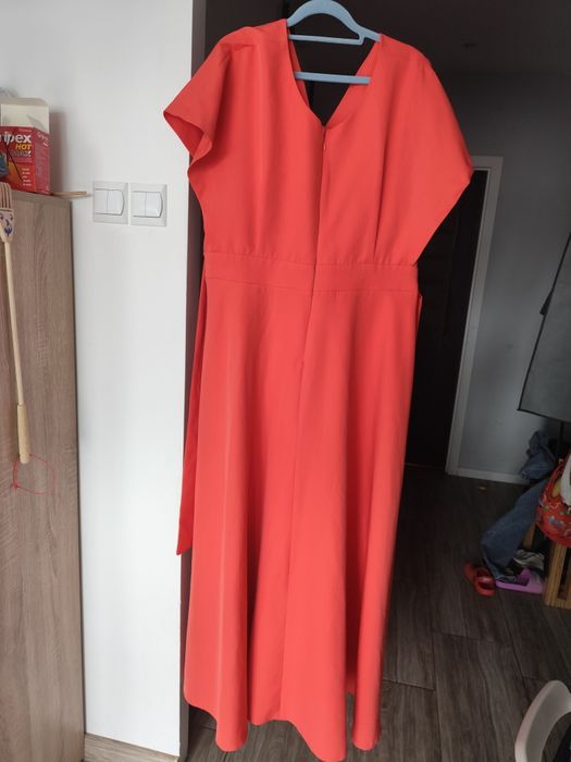 Elegancka sukienka Flavia na wesele - zmysłowy blask papai plus size